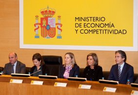 El Presidente de la FEMP, junto a las Ministras Ana Mato y Ana Pastor, la Vicepresidenta de Gobierno y el Ministro Luis de Guindos.